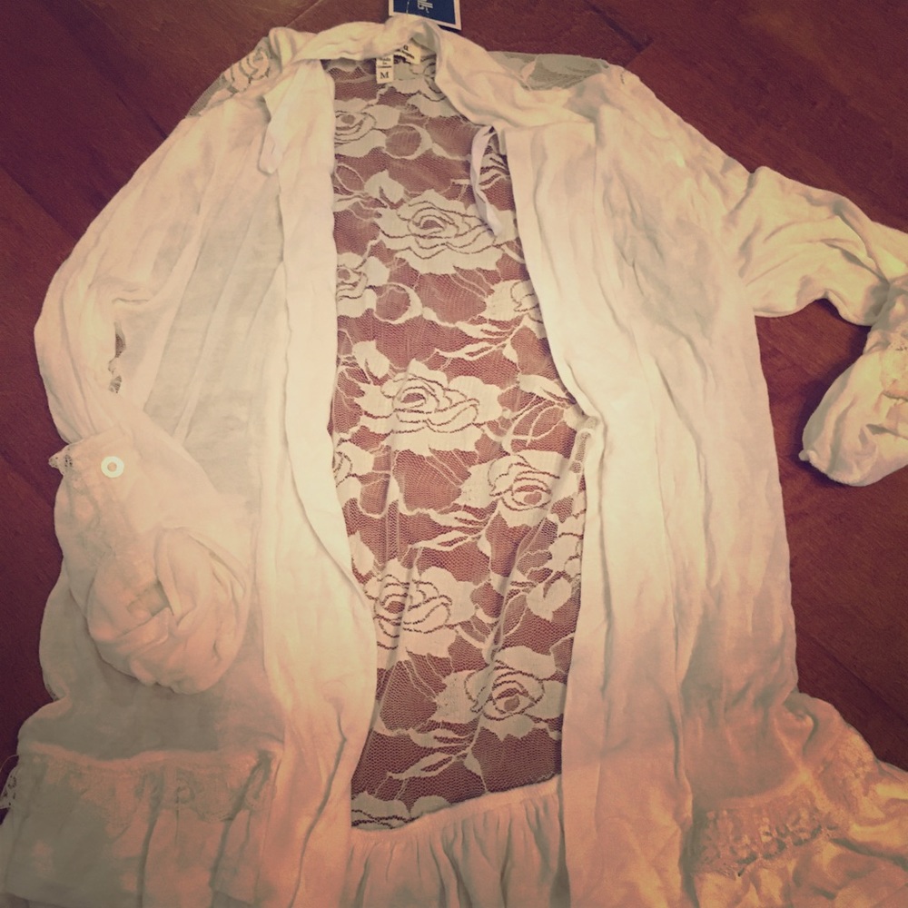 Pretty top goes over shirt or cami